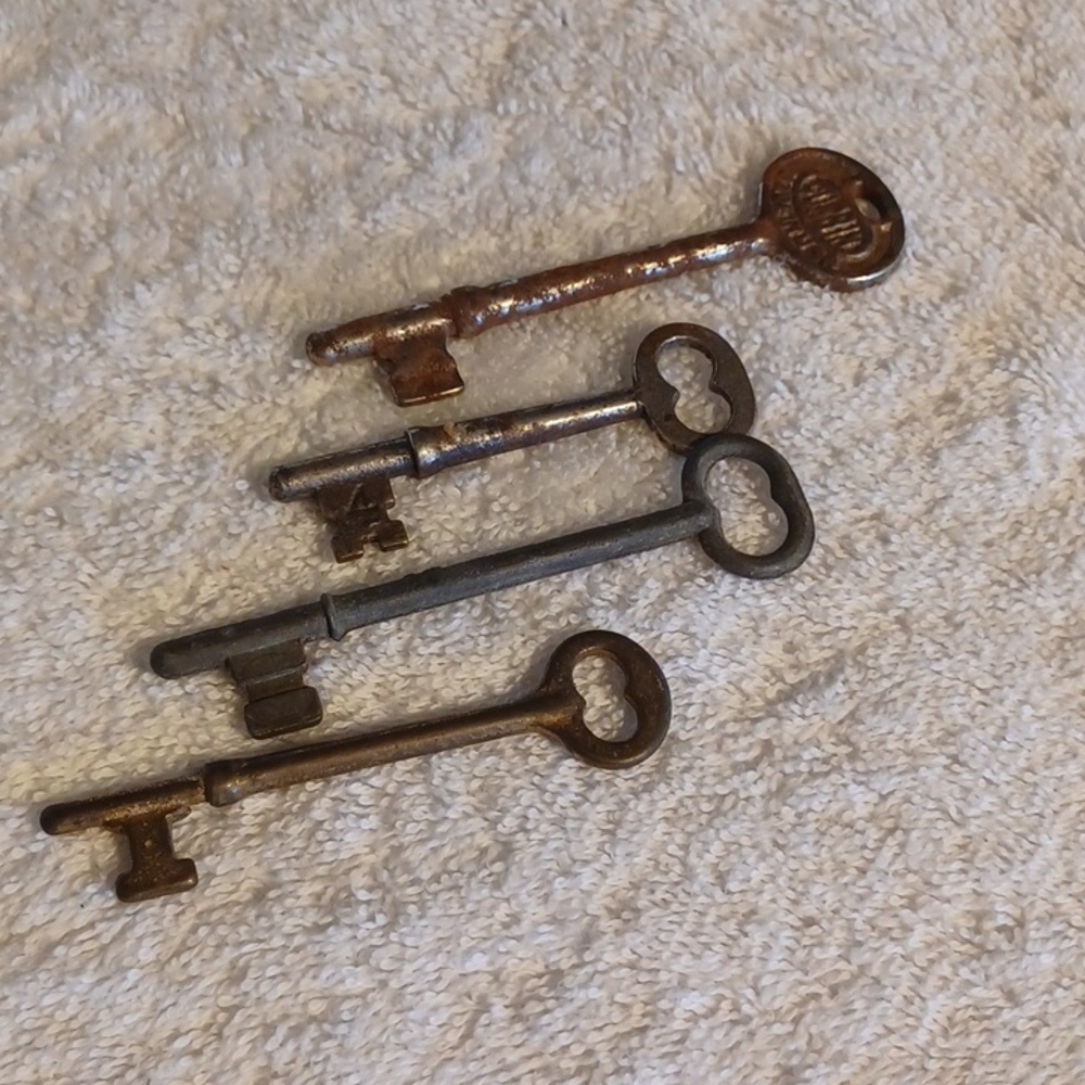 Antique skeleton keys vintage keys set of 4